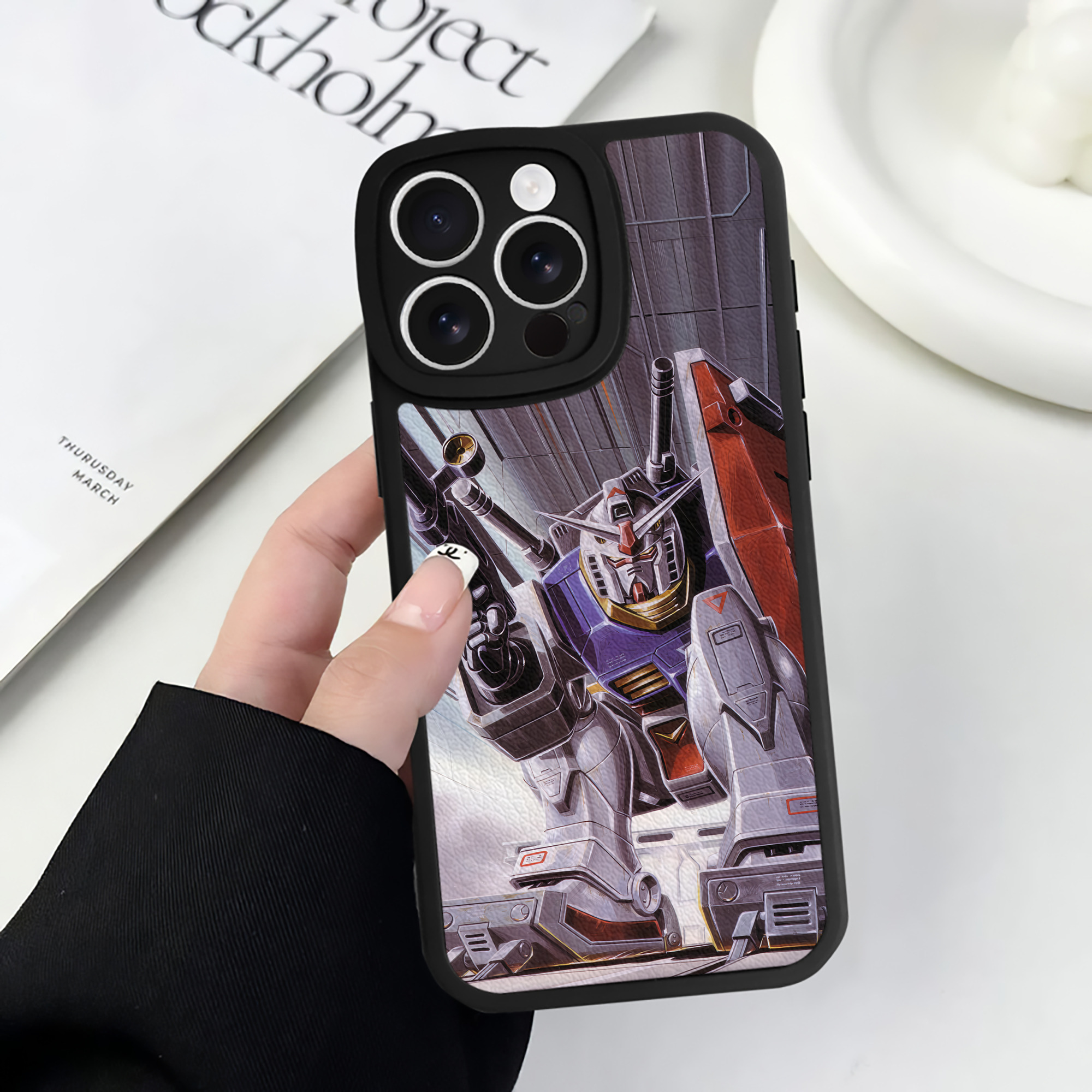 （画像用） 機動戦士ガンダム Mobile Suit Gundam 【iPhone 16シリーズ対応】シリコンスマホケース（レザー調） 材質：シリコン